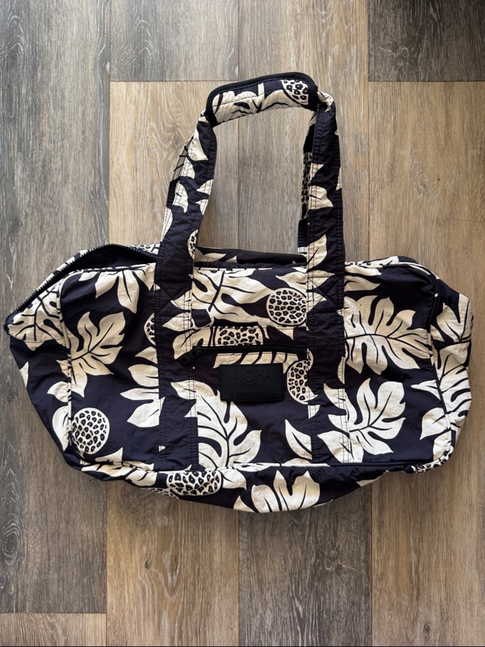 NWOT ALOHA Collection Keep It Light Duffle, Black & Cream